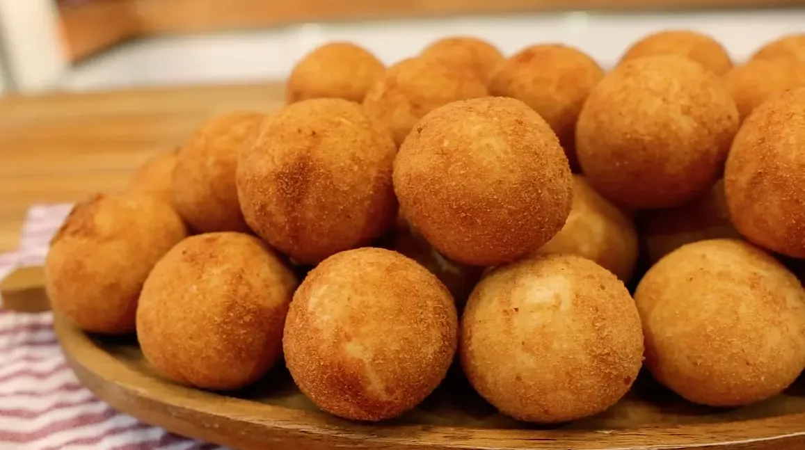 Bolinha de Queijo com Massa Fácil!!